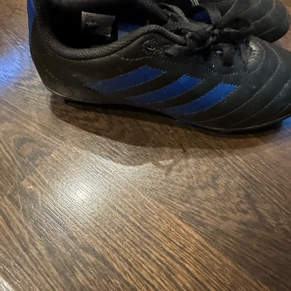 Soccer Cleats, Size 2 1/2 - Picture 2 of 5